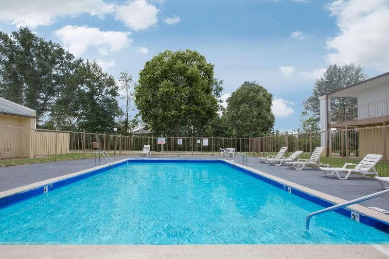 Super 8 by Wyndham Brinkley 4