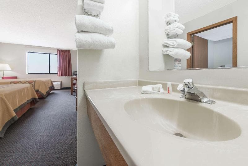 Super 8 by Wyndham Smithville Lake 2