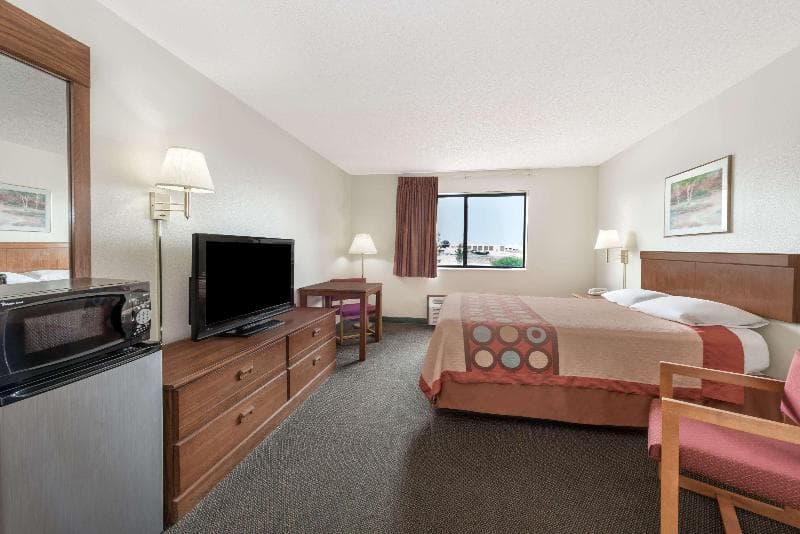 Super 8 by Wyndham Smithville Lake 4
