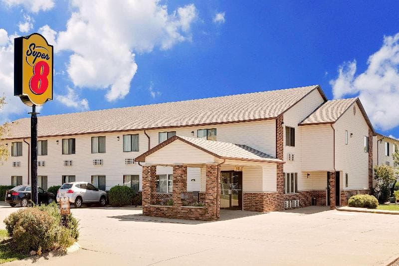 Super 8 By Wyndham Dyersville Near Field Of Dreams 4
