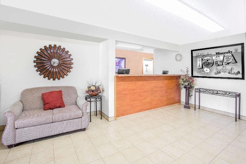 Super 8 by Wyndham Waverly 3