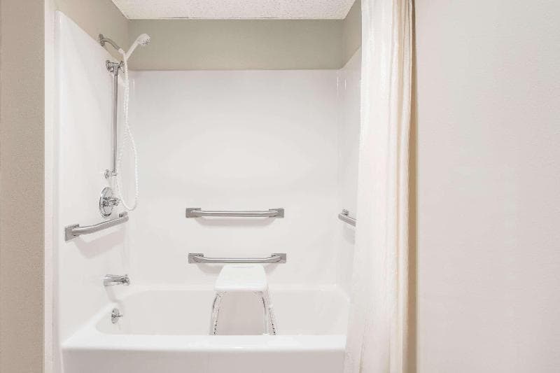 Super 8 by Wyndham Waverly photo 1