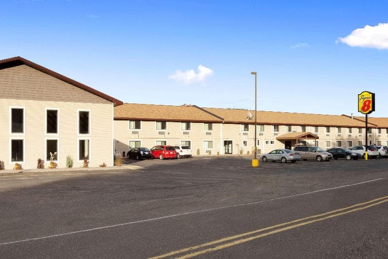 Super 8 by Wyndham Houghton photo 1