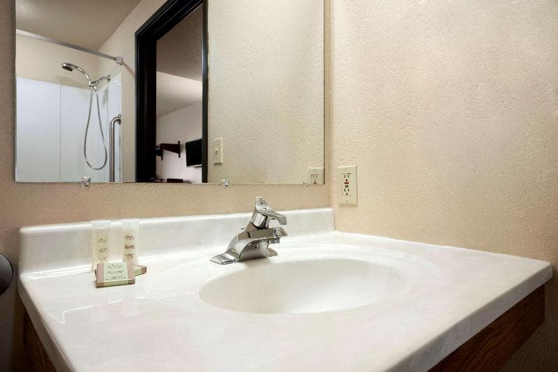 Super 8 by Wyndham Macon 2