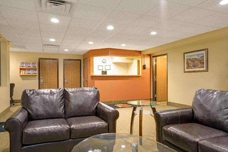 Super 8 by Wyndham Melrose 5