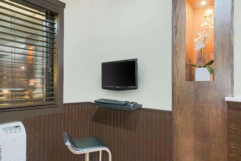 Super 8 by Wyndham Marshall photo 1