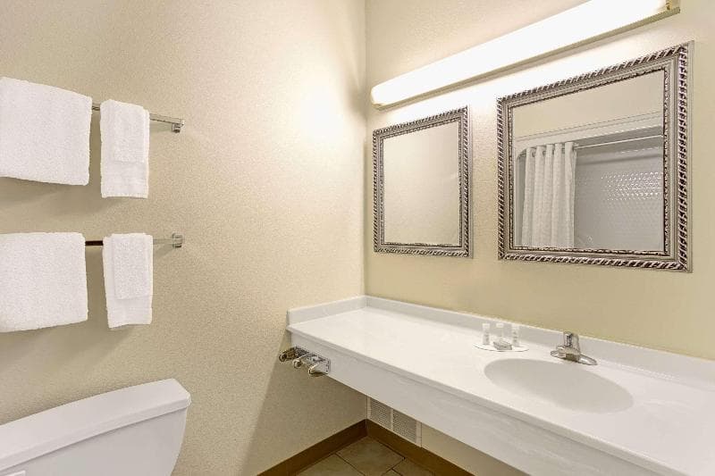 Super 8 by Wyndham Gurnee 5