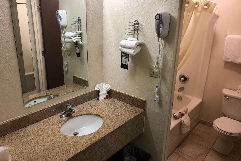 Super 8 by Wyndham Ontario 3