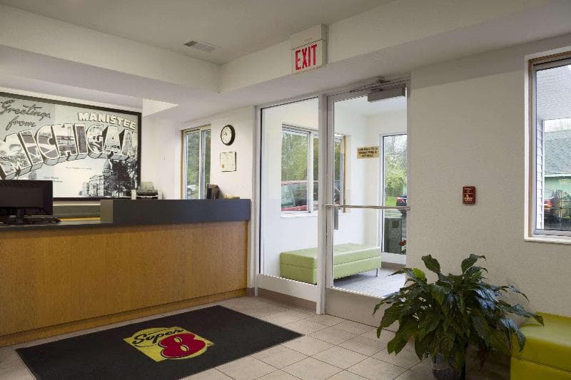 Super 8 by Wyndham Manistee 4