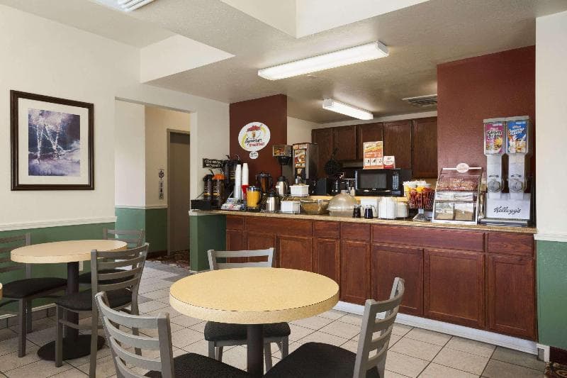 Super 8 By Wyndham Salmon 2