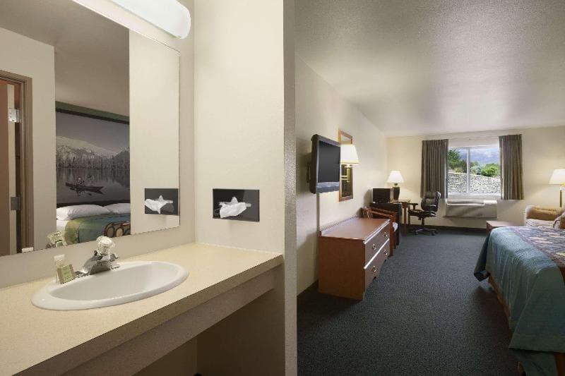 Super 8 By Wyndham Salmon 3