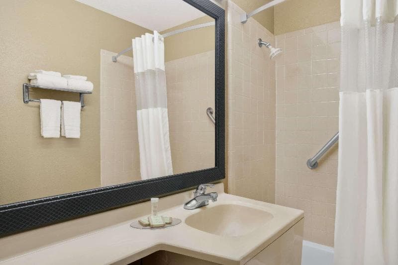 Super 8 by Wyndham Belleville/St. Louis Area 3