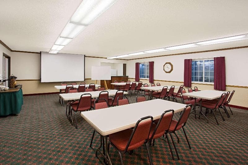 Super 8 by Wyndham New Hampton photo 1