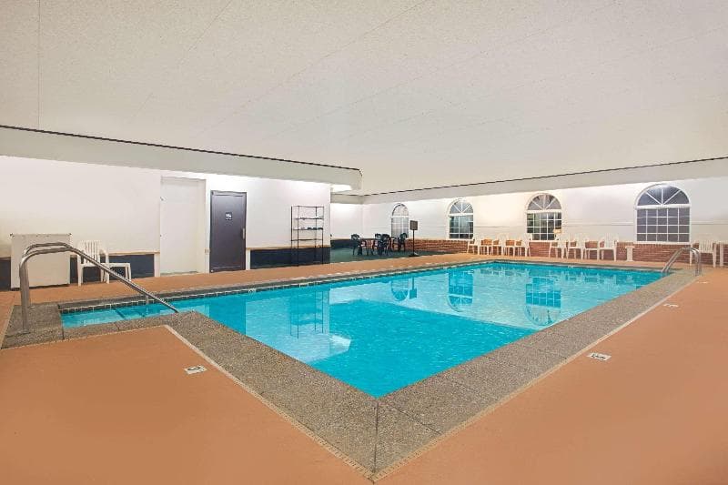Super 8 by Wyndham New Hampton 5