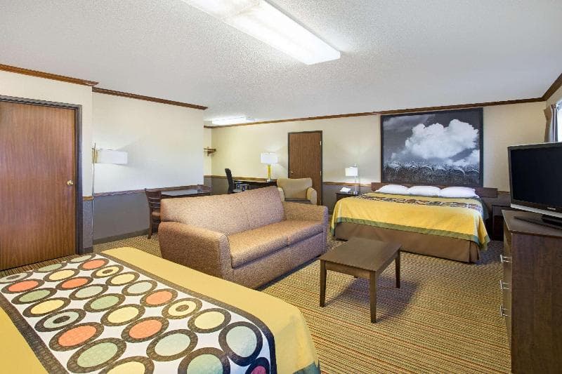 Super 8 by Wyndham New Hampton 2