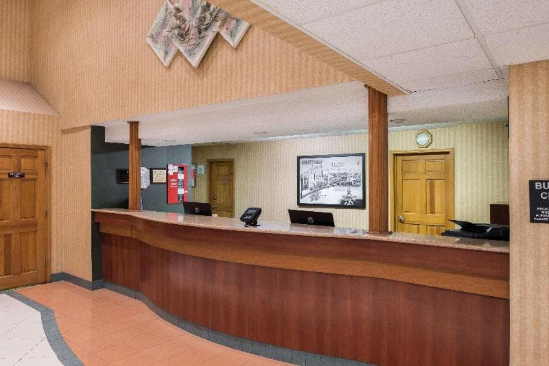 Super 8 by Wyndham Troy IL/St. Louis Area 5