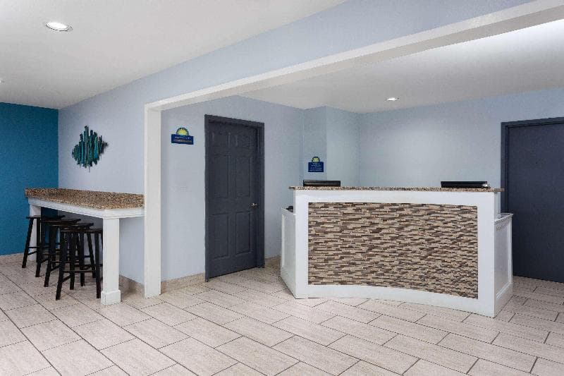 Days Inn & Suites by Wyndham Sellersburg 3
