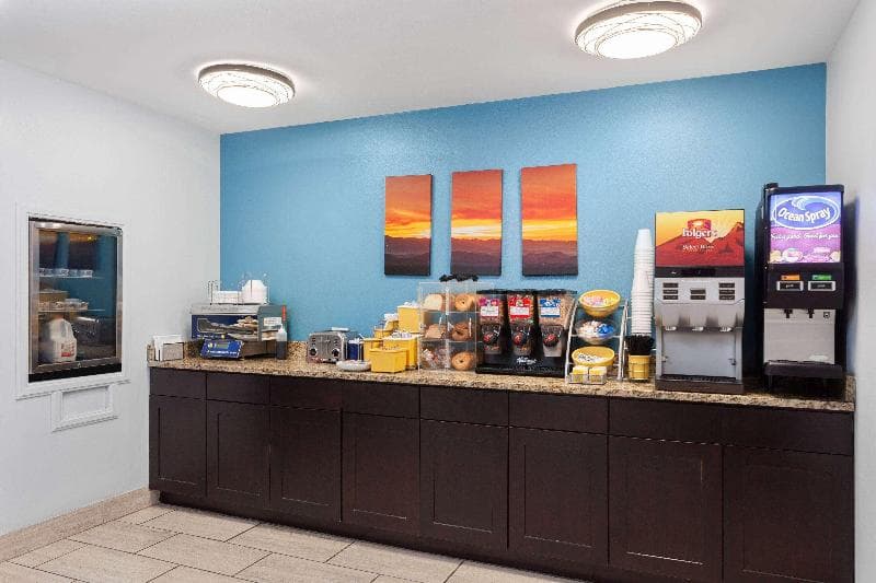 Days Inn & Suites by Wyndham Sellersburg photo 1