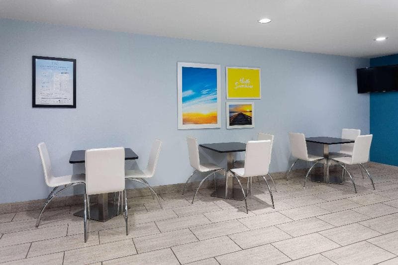 Days Inn & Suites by Wyndham Sellersburg 5