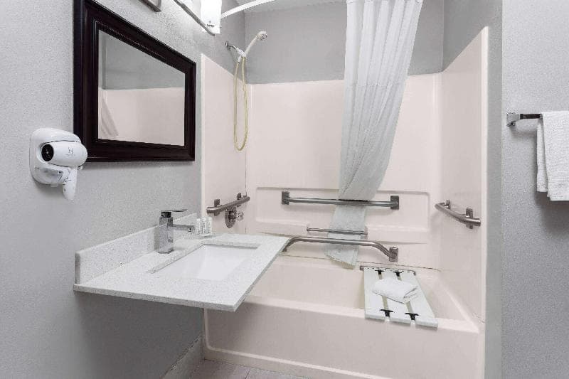 Days Inn & Suites by Wyndham Sellersburg 2