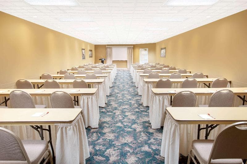Ramada By Wyndham Lewiston Hotel & Conference Center photo 1