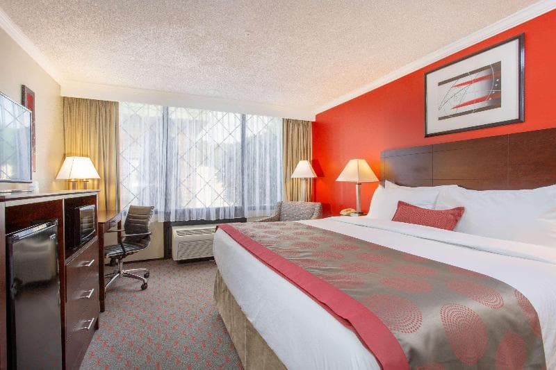 Ramada By Wyndham Lewiston Hotel & Conference Center 2
