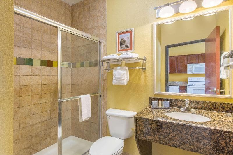 Hawthorn Suites by Wyndham Corpus Christi Padre Island 4