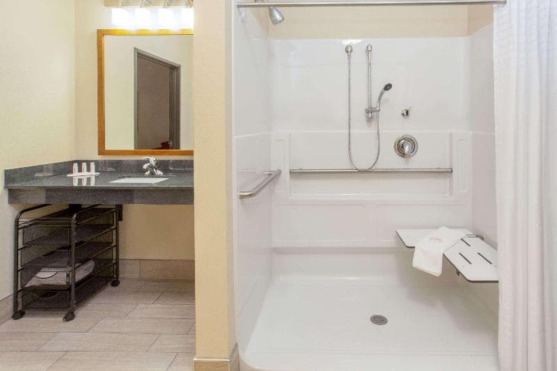 Baymont by Wyndham Grand Forks 4