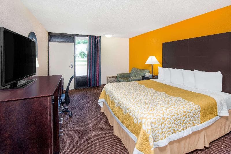 Days Inn By Wyndham Calvert City photo 1