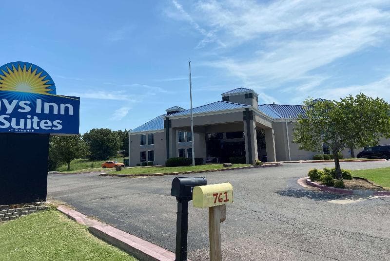 Days Inn & Suites by Wyndham Tahlequah photo 1