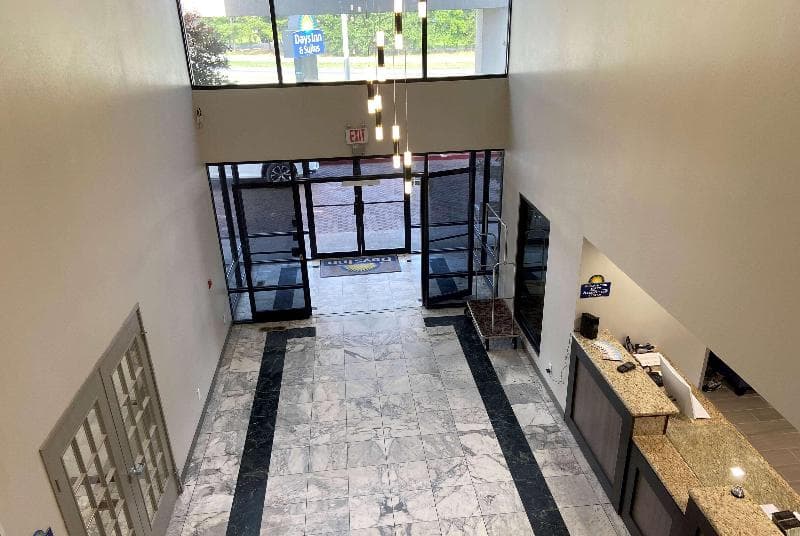 Days Inn & Suites by Wyndham Tahlequah 2