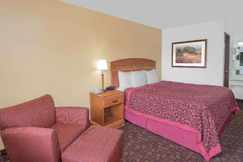 Days Inn By Wyndham Kingdom City 3