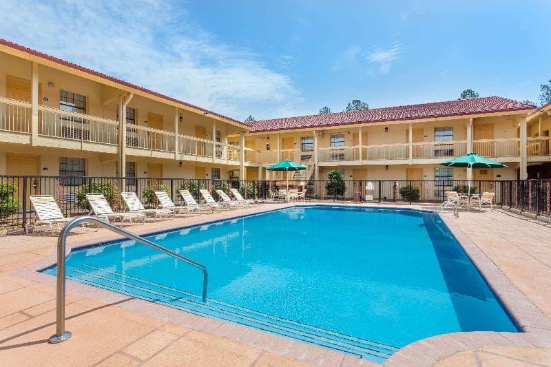 Days Inn & Suites By Wyndham Huntsville 4