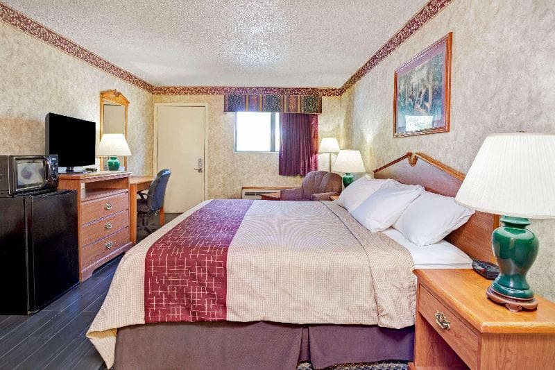 Days Inn & Suites By Wyndham Monroe 3