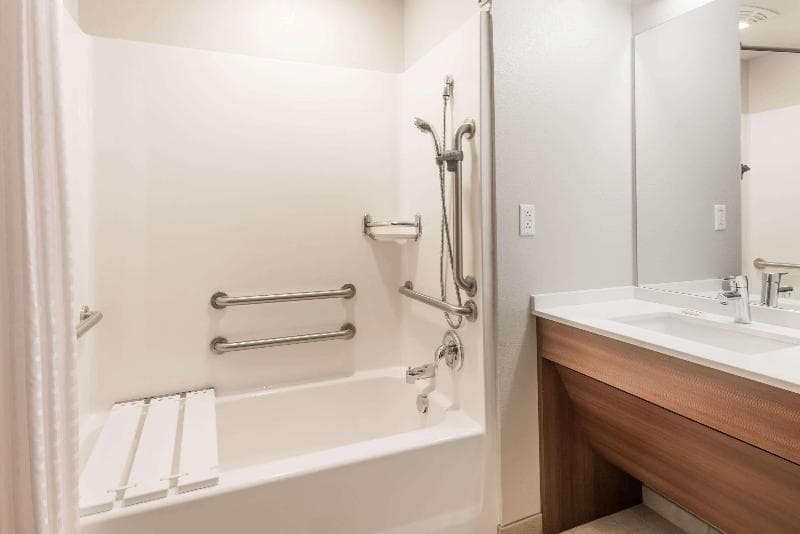 Microtel Inn & Suites by Wyndham Altoona 4