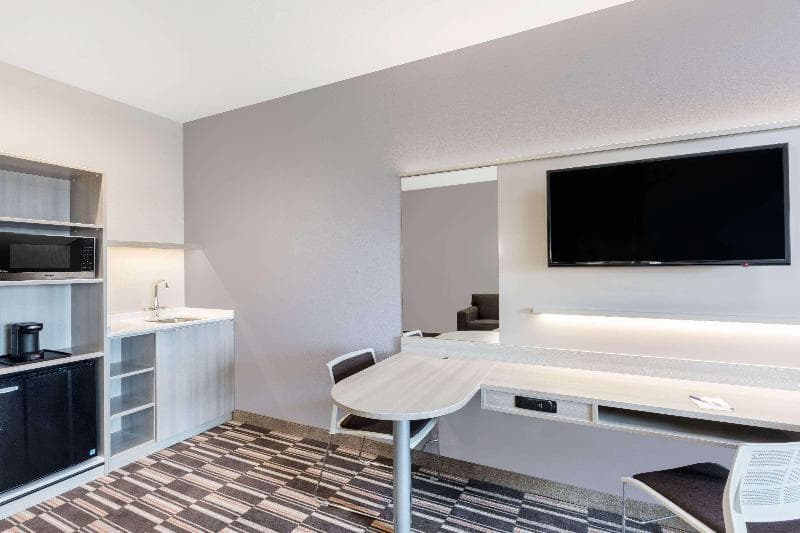Microtel Inn & Suites by Wyndham Perry 4
