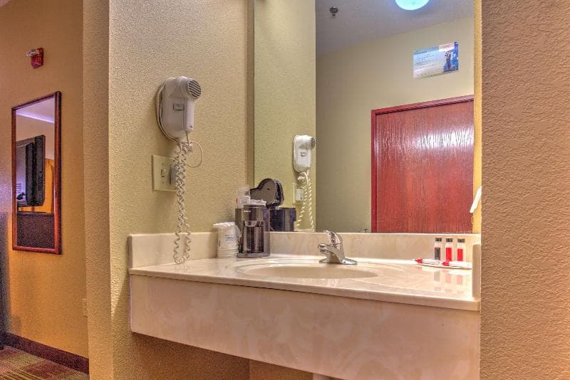 Super 8 by Wyndham Waterloo 5