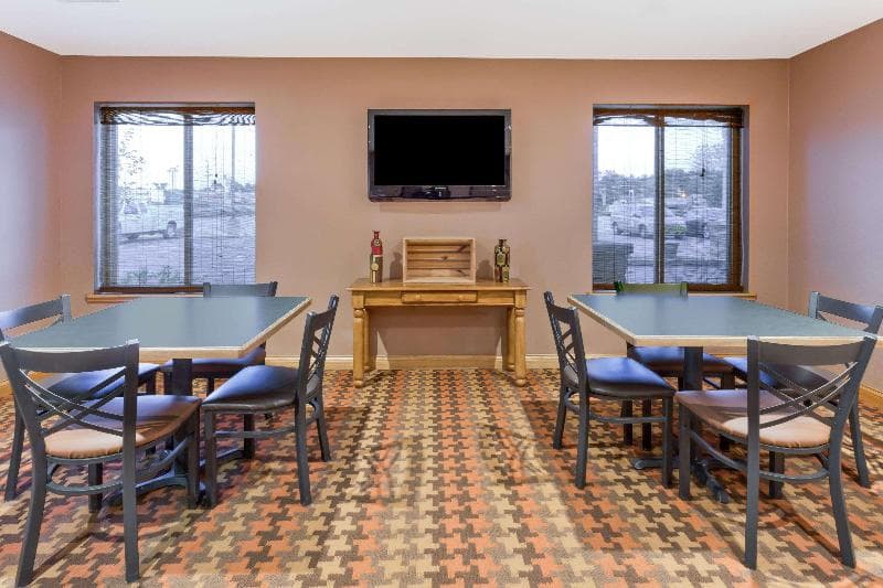 Super 8 by Wyndham Cloverdale 5
