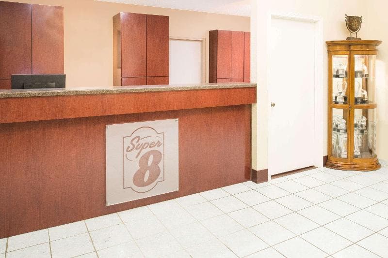 Super 8 by Wyndham Lamar 4