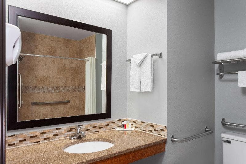 Super 8 By Wyndham Sun Prairie/Madison East 5