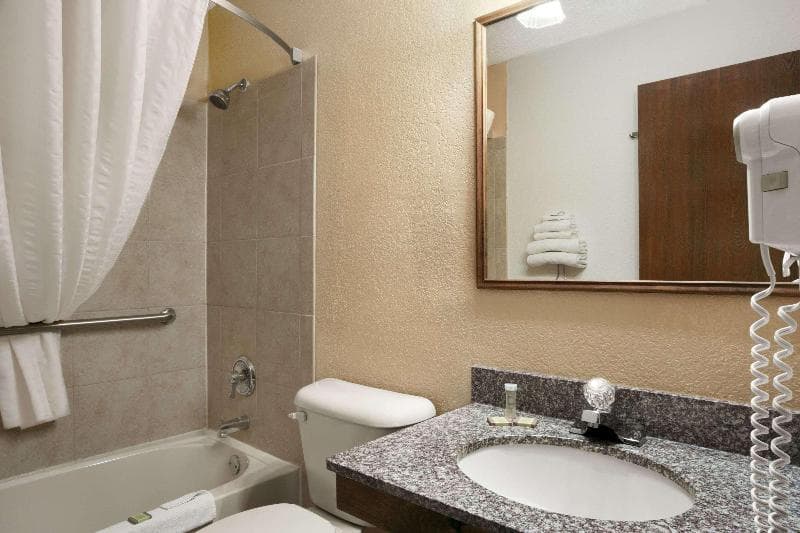 Super 8 By Wyndham New Castle 3