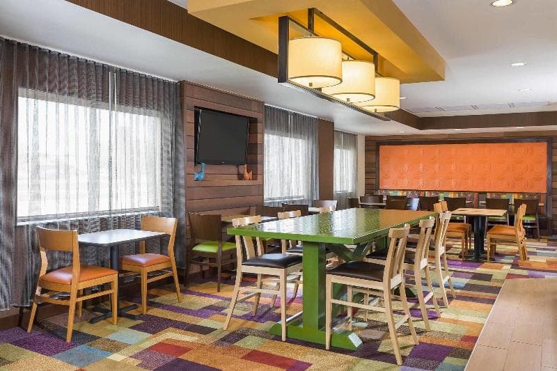 Fairfield Inn & Suites Holland 5