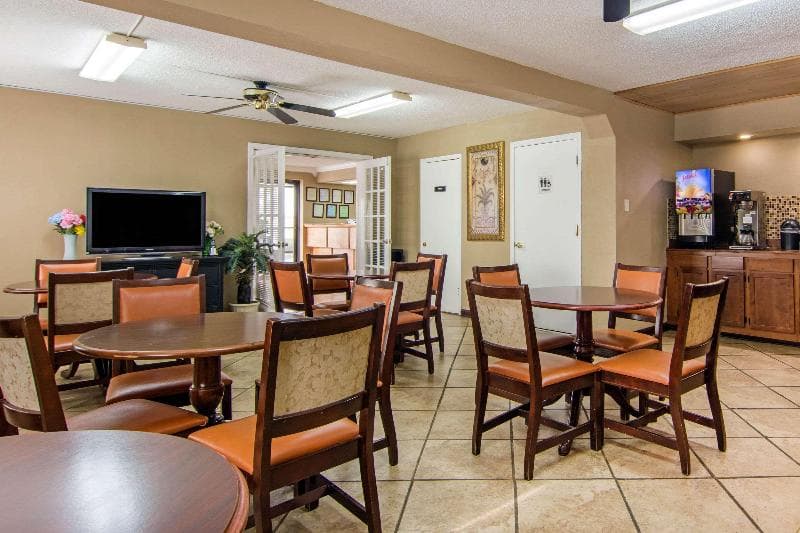 Econo Lodge 4