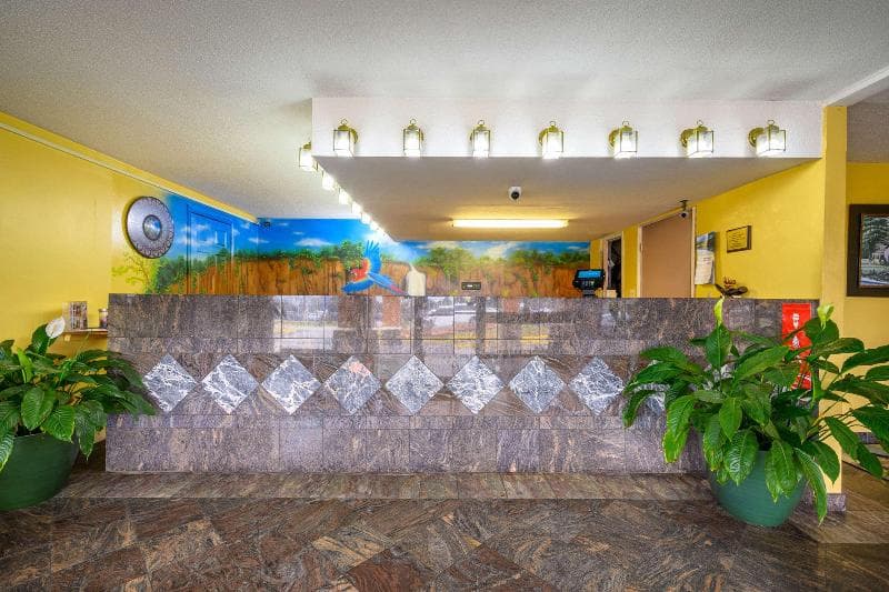 Econo Lodge Decatur Regional Airport 4