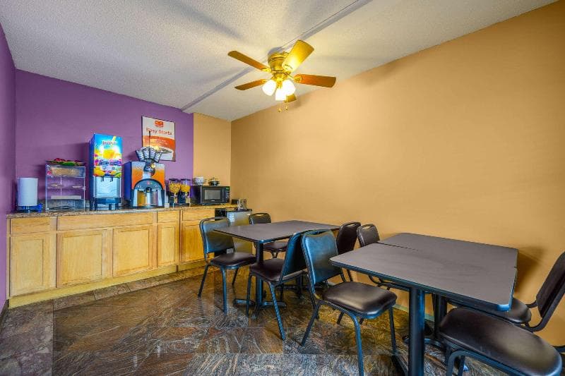 Econo Lodge Decatur Regional Airport photo 1