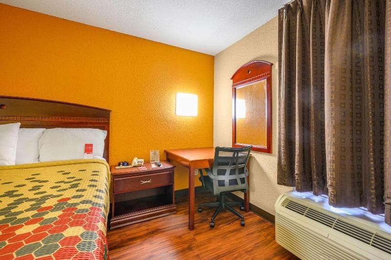 Econo Lodge Decatur Regional Airport 2