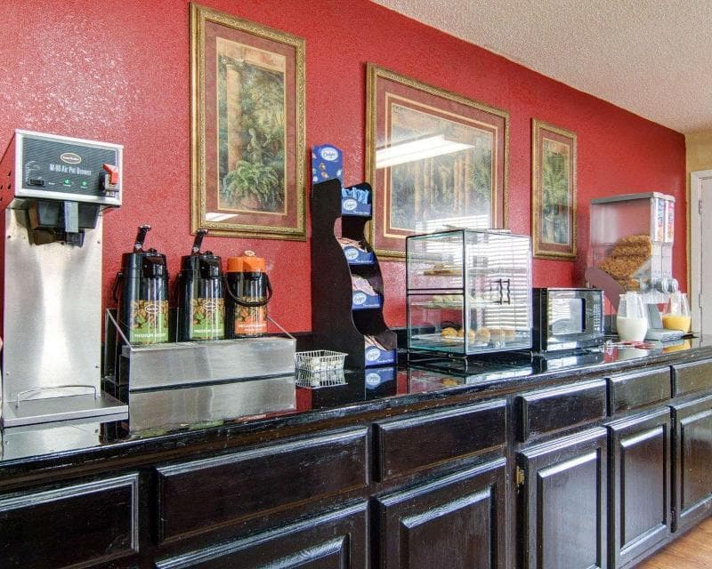 Econo Lodge Pine Bluff photo 1