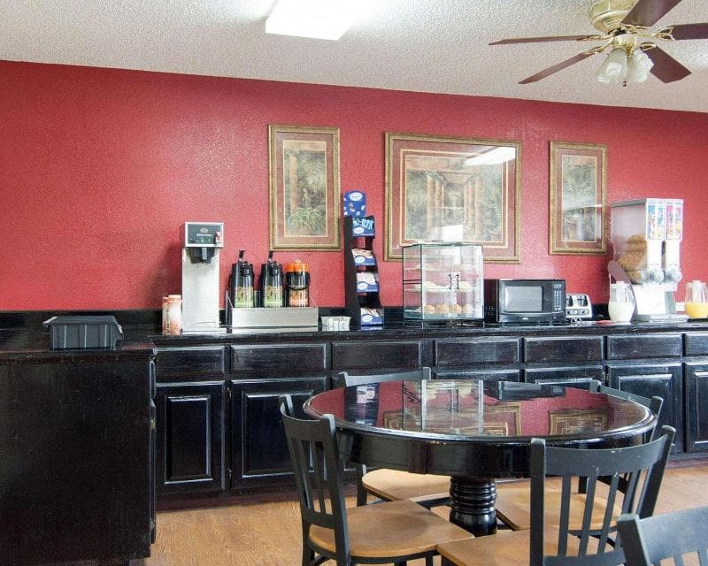 Econo Lodge Pine Bluff 3