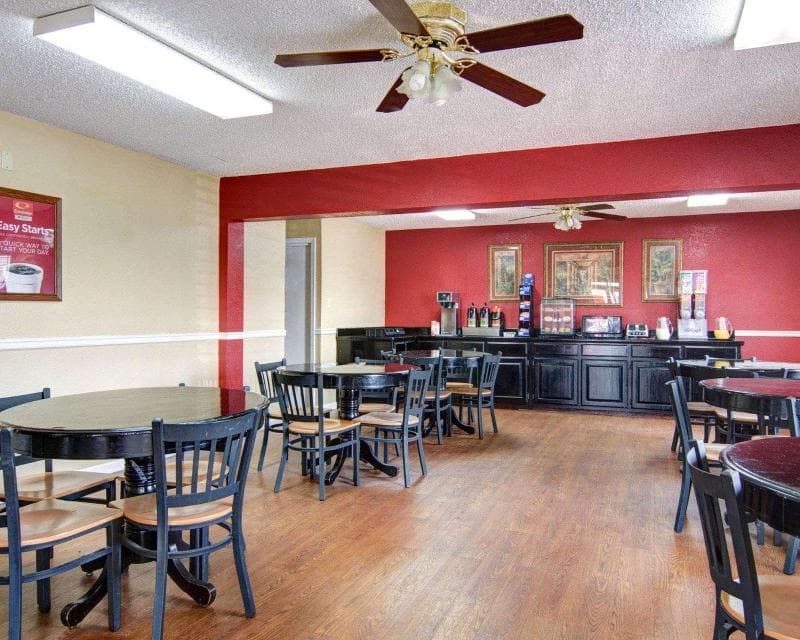 Econo Lodge Pine Bluff 5
