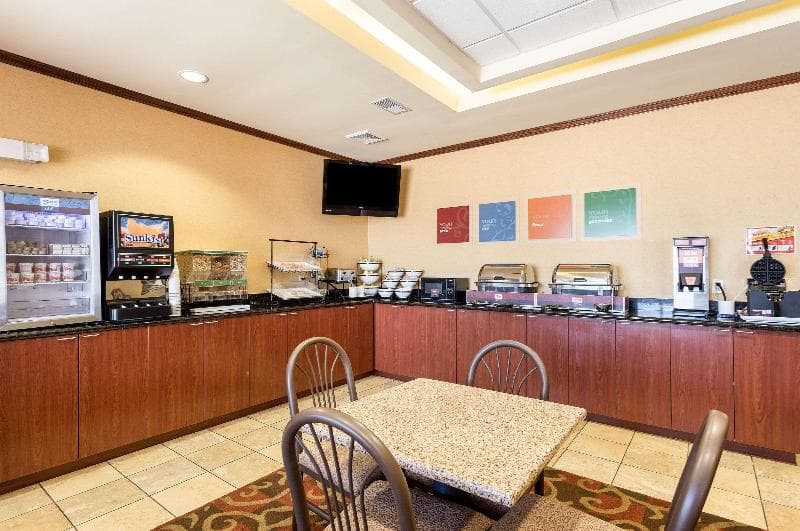 Comfort Inn & Suites 3